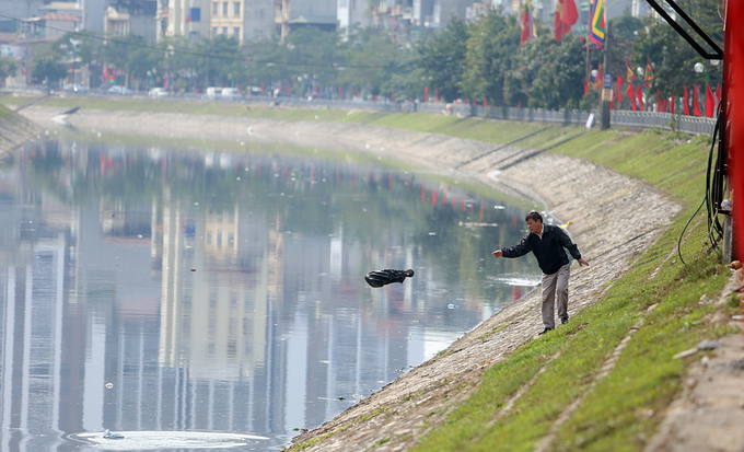 Cá chép chết nổi khi vừa được thả ở sông Tô Lịch